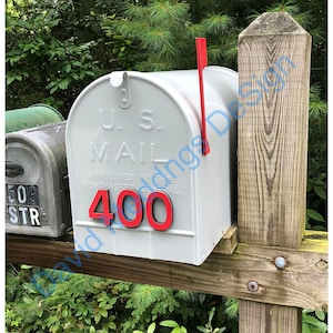 以下が含まれることがあります： 赤い旗と「U.S. MAIL」と「APPROVED BY THE POSTMASTER GENERAL」の文字が書かれた白い郵便受け。郵便受けの正面には赤い数字「400」が書かれている。