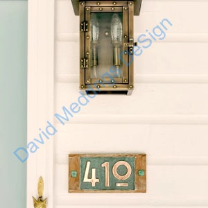 Adresbord in Mission Mackintosh-stijl van eikenhout en koper, 3x nummers van 75 mm of 100 mm hoog.