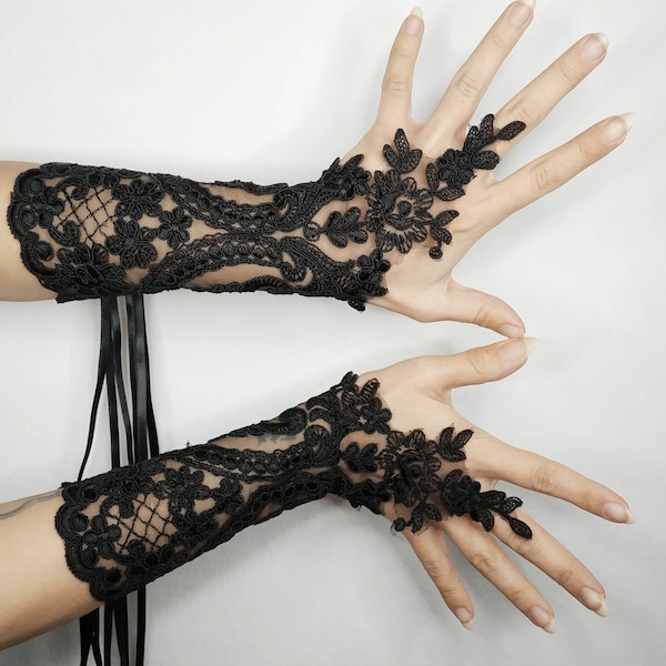 Gants "Camarilla". Gants gothiques en dentelle noire vampire élégants, corsetés au dos avec œillets et ruban. Gants sans doigts, burlesques