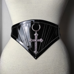 Waist belt &quot;Miss&quot;. Gothic belt made with glossy pvc. O-ring and metallic cross on the front. Adjustable & Light boned.