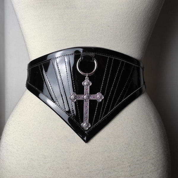 Cinto de cintura "Miss". Cinto gótico feito com PVC brilhante. Argola em O e cruz metálica na frente. Ajustável e com barbatanas leves.