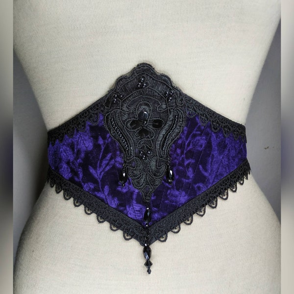 Ceinture corset gothique en velours violet et dentelle. Décoré de dentelle noire et de larmes de verre. Réglable et léger.