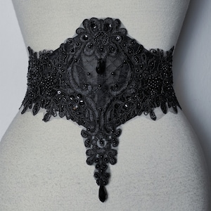Cinto "Datura". Cinto espartilho gótico de malha com renda luxuosa de contas e gotas de vidro preto. Ajustável e com armação leve.