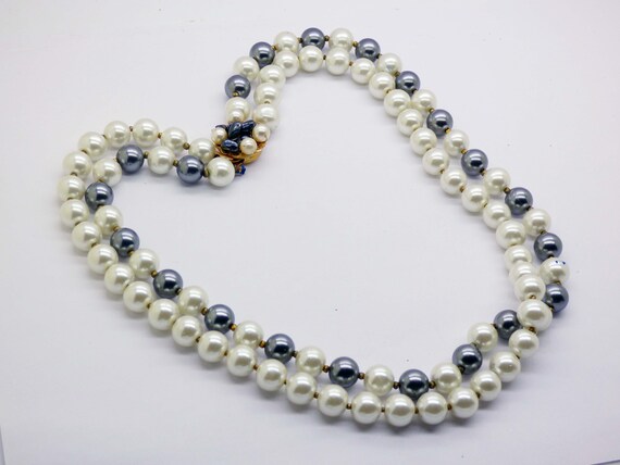 Miriam Haskell Black and White Glass Pearl Neckla… - image 3