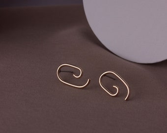 Petites boucles d'oreilles montantes abstraites en or, Bijoux minimalistes, Cadeau fait main pour elle, Cadeaux pour elles, Boucles d'oreilles slow fashion, Boucles d'oreilles délicates