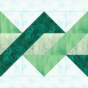 Op de afbeelding: Een quiltblokpatroon met een geometrisch ontwerp met groene en witte stofvierkanten. Het patroon is opgebouwd uit driehoeken en vierkanten, wat een visueel interessant en modern uiterlijk creëert.