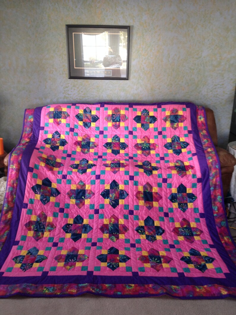 Twin size Quatrefoil Quilt image 1