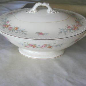 Beautiful Homer Laughlin Eggshell Georgian Covered Serving Dish with gold trim.