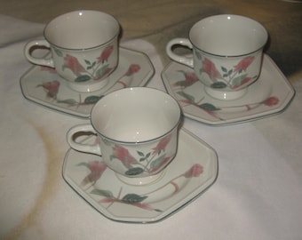 Tazas y platillos con pie Silk Flowers de Mikasa Continental (juego de 3)**