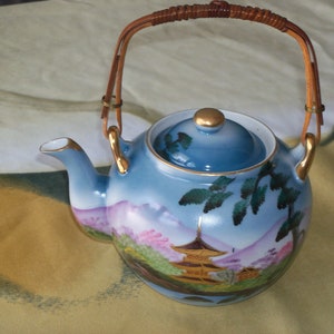 Vintage dipinta a mano / pentola da tè rifinita in oro con ceppo Handgemalt Pagoda giapponese