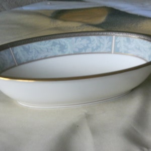 Hermoso cuenco ovalado para verduras de 10 pulgadas con adornos de oro Neptune de Noritake 4787 Japón