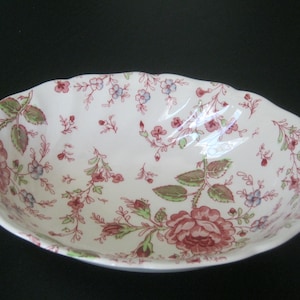 Beautiful Johnson Bros Rose Chintz 8 3/4 by 7 inches Oval Serving Bowl