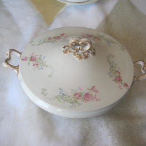 美しい Wm Guerin & Co Limoges France の美しいバラ模様の蓋付きサービング/キャセロール皿