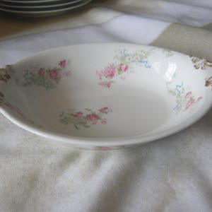 美しい Wm Guerin & Co Limoges France 7 x 9 1/2 インチ サービング / 野菜ボウル 美しいバラの模様付き