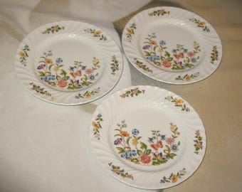 Trois assiettes à pain Aynsley Cottage Garden de 6 1/4 po. fabriquées en Angleterre en porcelaine tendre