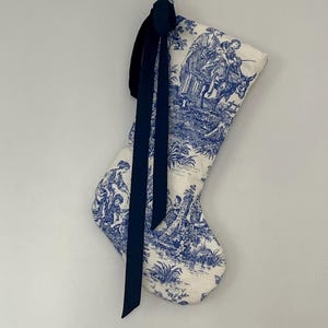 Handgjord blå Toile de Jouy julstrumpa med rosett