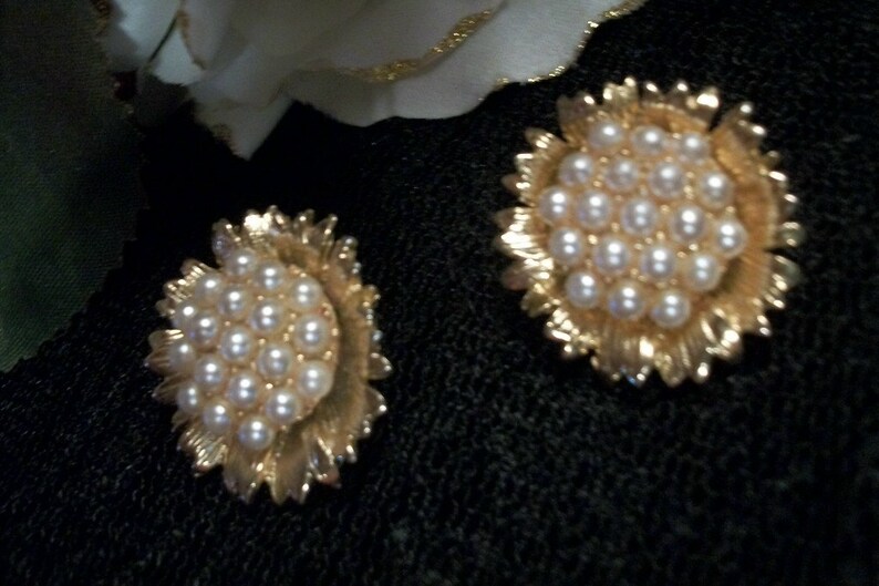 Earrings Clip On Pearl Cluster Clip-On Earrings Vintage Costume Jewelry Gold Metal Round Flowers 1960/'s Collectible Fashion Accessory