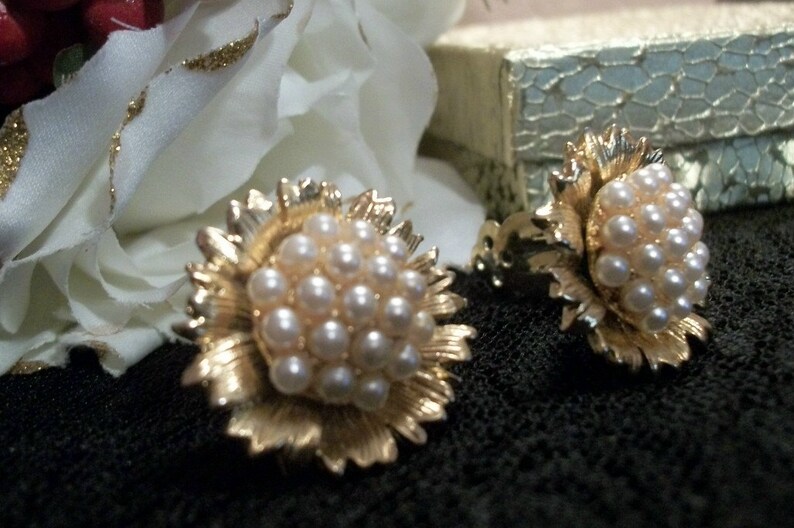 Earrings Clip On Pearl Cluster Clip-On Earrings Vintage Costume Jewelry Gold Metal Round Flowers 1960/'s Collectible Fashion Accessory