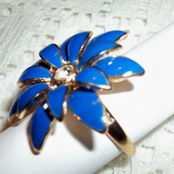 Blue Daisy Flower Enameled Gold Metal Ring Designer CN Signed Fashion Jewelry Mod 1970's Vintage Jewelry Women's Size 9+