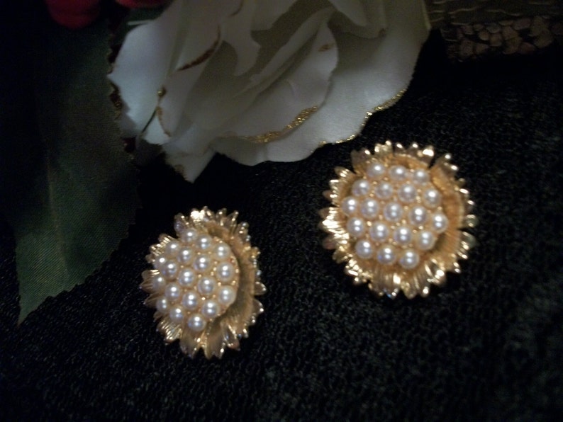 Earrings Clip On Pearl Cluster Clip-On Earrings Vintage Costume Jewelry Gold Metal Round Flowers 1960/'s Collectible Fashion Accessory