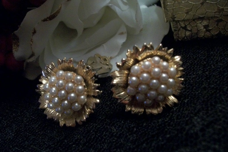 Earrings Clip On Pearl Cluster Clip-On Earrings Vintage Costume Jewelry Gold Metal Round Flowers 1960/'s Collectible Fashion Accessory