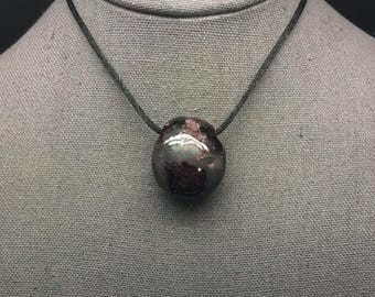 Pendentif en grenat rouge, pierre de grenat rhodolite rouge de 30 mm provenant d'Inde, polie et percée d'un large trou pour s'adapter à une chaîne, collier en pierre de grenat