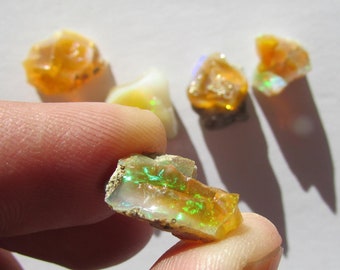 5 rohe Opalsteine 7,7 Gramm äthiopischer Welo Opal in Matrix Rohoopal Rohstein Regenbogen Feueroopal, Lapidary, Rohkristalle und Steine