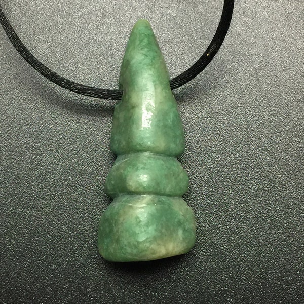 Ciondolo Vesuvianite da 56 mm, pietra verde idocrasio del Marocco, scolpita e lucidata con foro grande trapanato per adattarsi alla catena, pietra su una collana con cordoncino