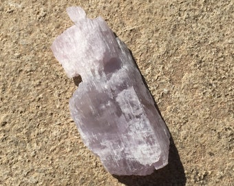 原石クンツァイトクリスタル 72 mm、ピンク/パープルクンツァイト