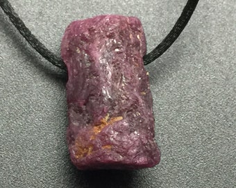 Ruby kristallen hanger, 35 mm natuurlijke ruwe Ruby edelsteen uit India, Ruby ketting met groot gat geboord past op ketting, ruw kristal aan een koord