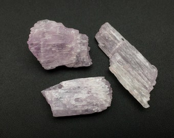 3 個の原石クンツァイト結晶、30.4 グラムのピンク クンツァイト結晶