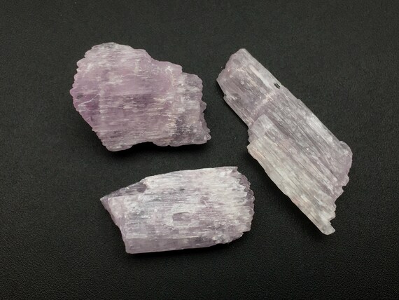 3 個の原石クンツァイト結晶、30.4 グラムのピンク クンツァイト結晶