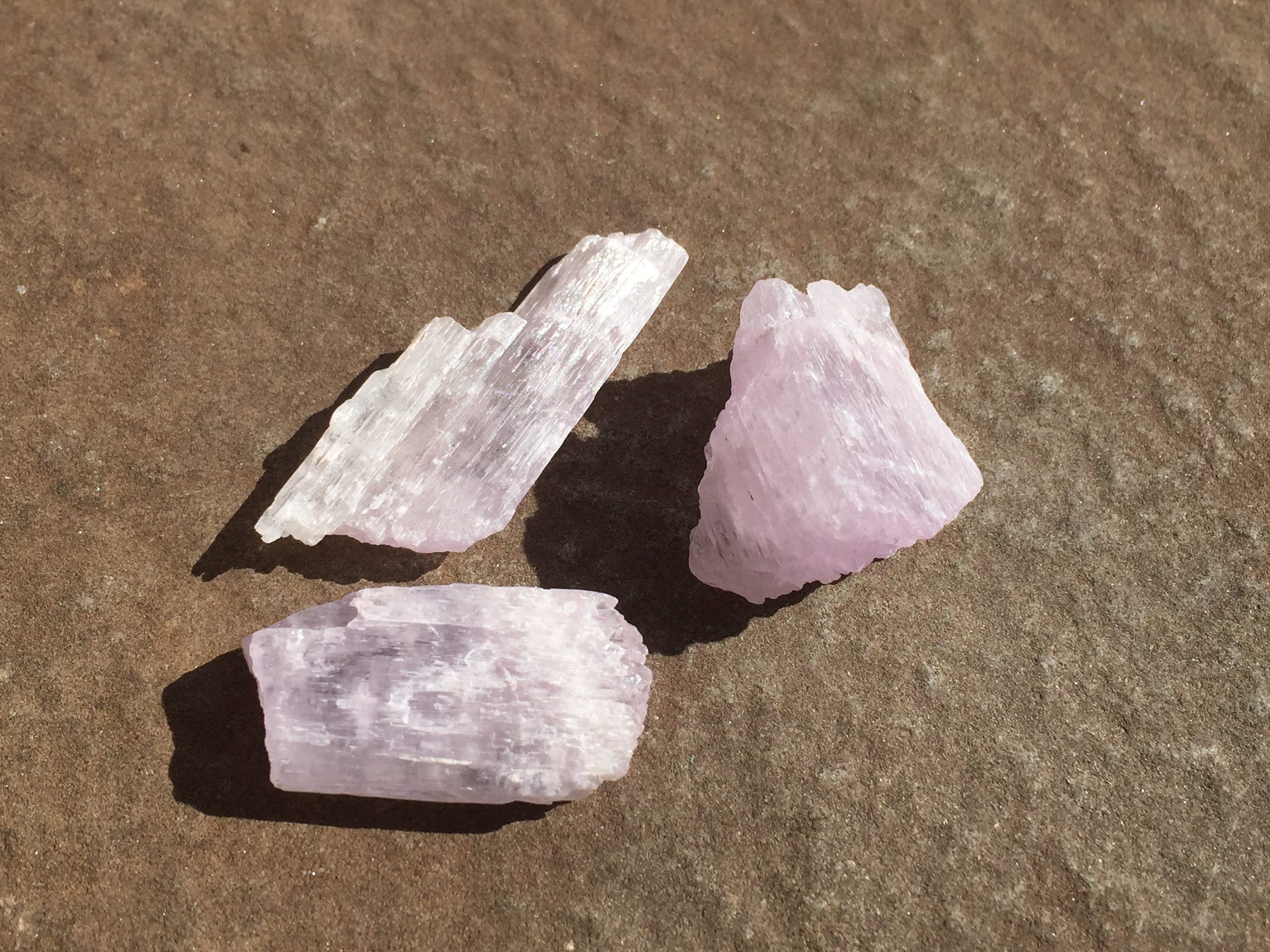 クンツァイト 結晶 原石 B アフガニスタン産]ピンククンツァイト結晶原石（非加熱無着色/14.9g