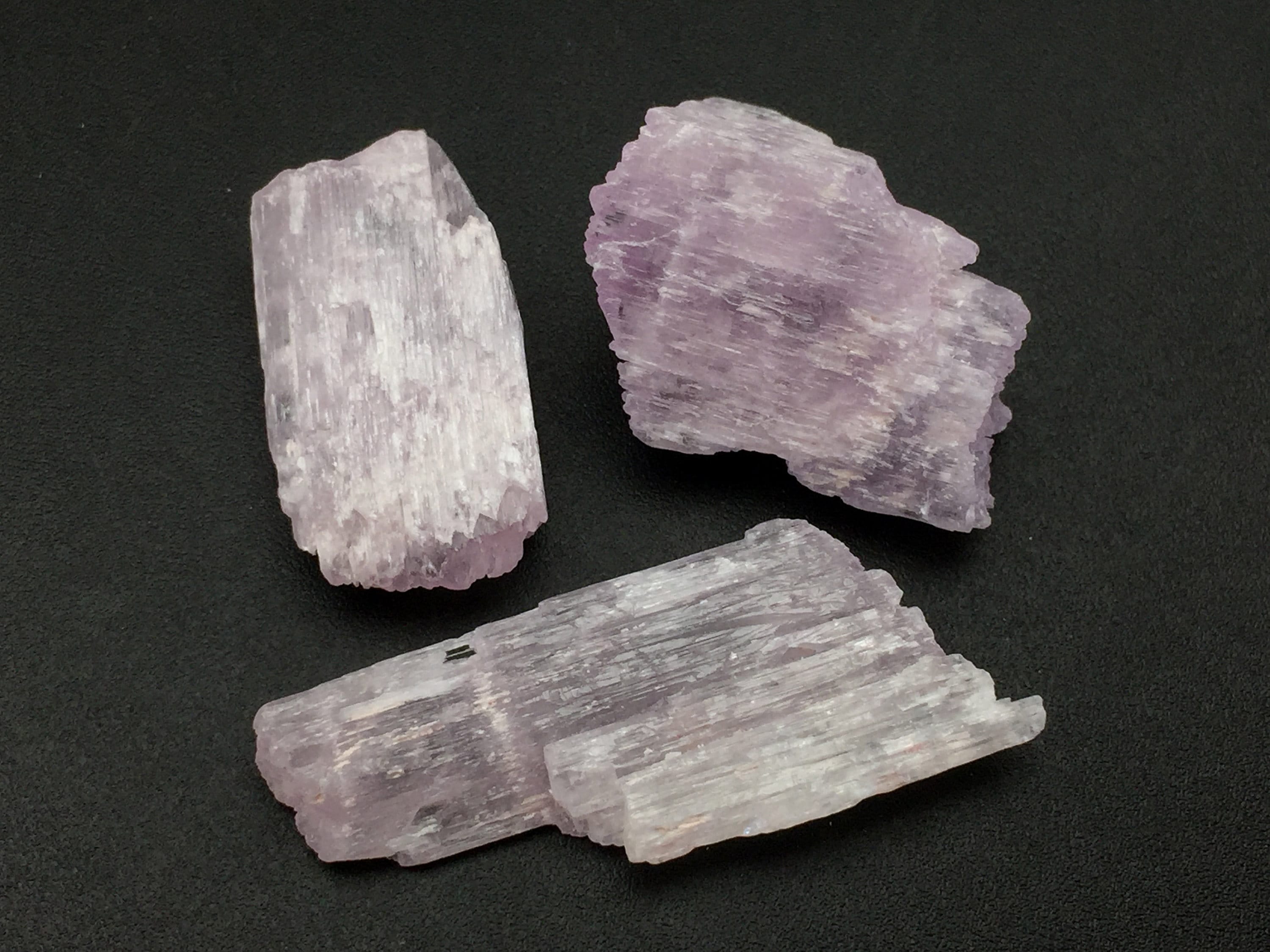 3 個の原石クンツァイト結晶、30.4 グラムのピンク クンツァイト結晶