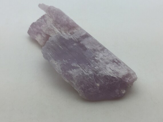 原石クンツァイトクリスタル 72 mm、ピンク/パープルクンツァイト