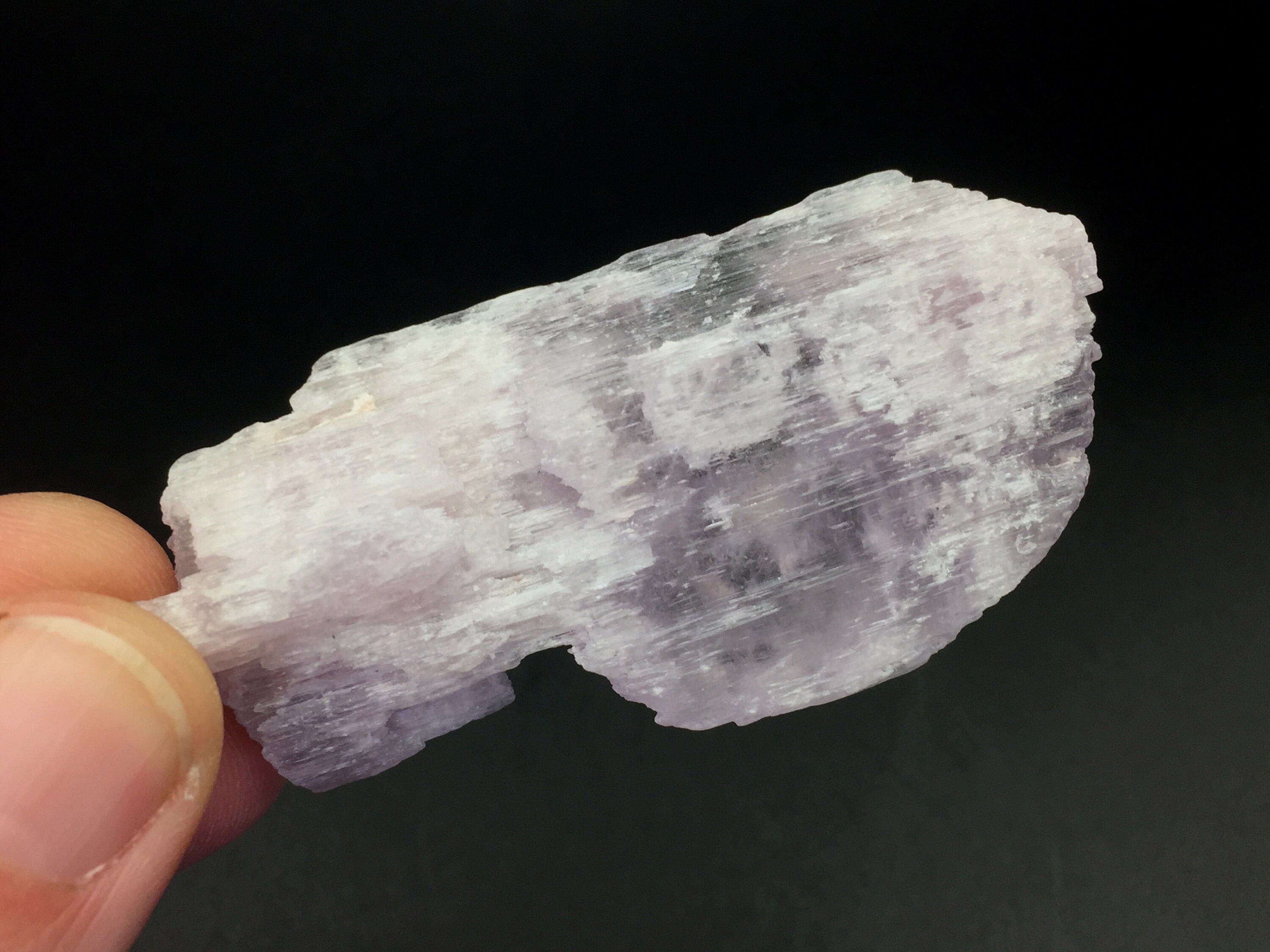 原石クンツァイトクリスタル 72 mm、ピンク/パープルクンツァイト