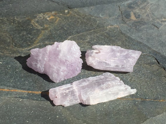 クンツァイト 結晶 原石 B クンツァイト 結晶 原石 B 3 個の原石クンツァイト結晶、30.4 グラムの