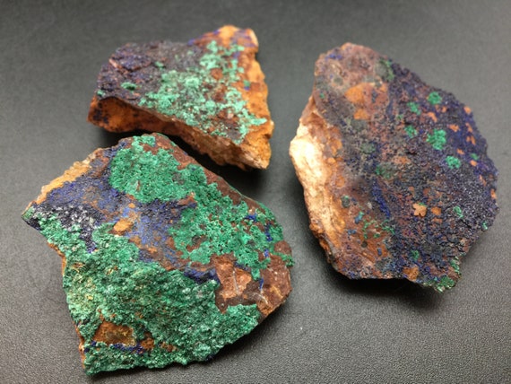 3 つのアズライト マラカイト ストーン、マトリックス内の原石の水晶