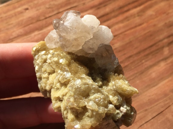 水晶入り白雲母結晶クラスター、2.25インチの黄色白雲母マトリックス