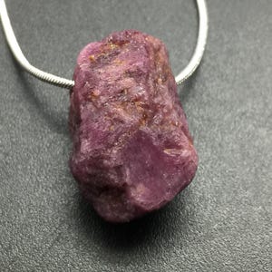 Pingente de Cristal Rubi, Gema de Rubi Bruto Natural de 29 mm da Índia, Rubi com Furo Grande para Encaixe em Corrente, Colar de Rubi, Cristal em Cordão