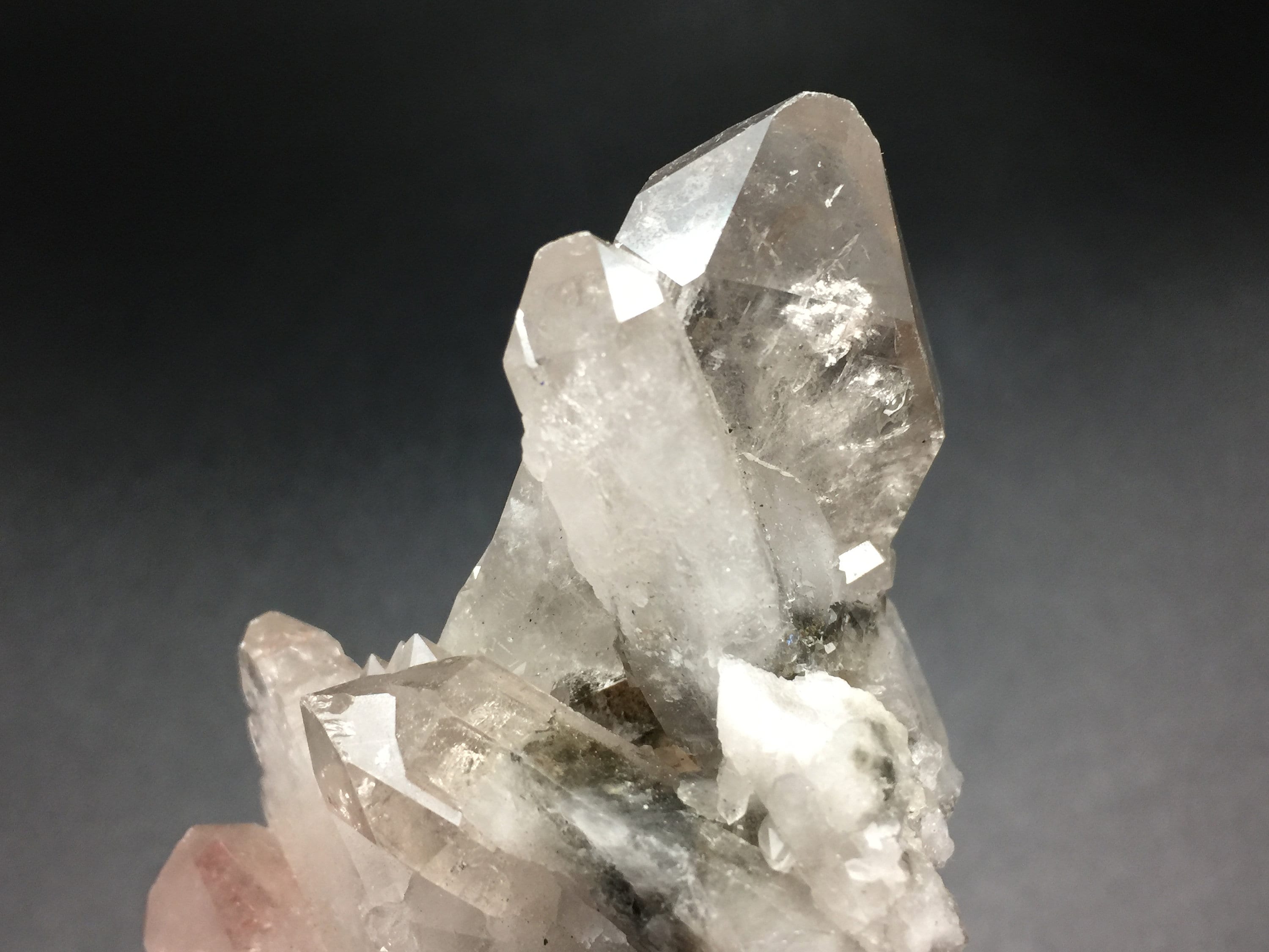 3.75インチの水晶クラスター、複数の水晶ポイントを持つ両端が尖った