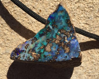 Grote boulder opaalhanger, 56 mm Australische opaal met groot gat geboord, past aan ketting, groene en blauwe opaal in ijzersteenmatrix, opaalketting