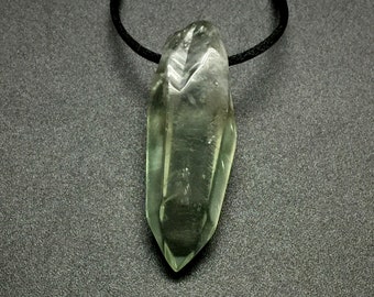 Colgante de cristal de prasiolita, cristal pulido de cuarzo verde claro de 2,25 pulgadas con ajuste perforado de gran agujero en la cadena, collar de prasiolita