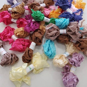 Könnte beinhalten: Eine Sammlung von bunten, gekräuselten Stoffbandspulen. Das Band ist aus einem weichen, strukturierten Stoff gefertigt und perfekt, um jedem Projekt einen Hauch von Verspieltheit zu verleihen.