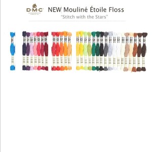 Puede incluir: Una colecci&oacute;n de hilo DMC Moulin&eacute; &Eacute;toile en varios colores, incluyendo azul, morado, rosa, rojo, naranja, amarillo, verde, marr&oacute;n y gris. El hilo est&aacute; dispuesto en filas, con cada fila que contiene 10 carretes. El texto "NEW Moulin&eacute; &Eacute;toile Floss" y "Stitch with the Stars" se muestra en la parte superior de la imagen.