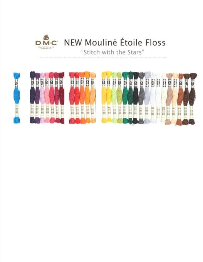 Puede incluir: Una colecci&oacute;n de hilo DMC Moulin&eacute; &Eacute;toile en varios colores, incluyendo azul, morado, rosa, rojo, naranja, amarillo, verde, marr&oacute;n y gris. El hilo est&aacute; dispuesto en filas, con cada fila que contiene 10 carretes. El texto "NEW Moulin&eacute; &Eacute;toile Floss" y "Stitch with the Stars" se muestra en la parte superior de la imagen.