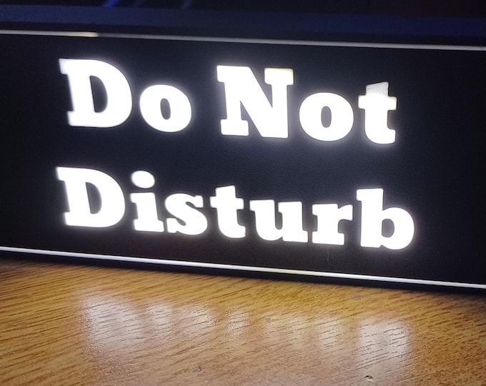 Do Not Disturb / Cocktails Light Box Sign – Retro LED Desk Lamp, Funny Office or Home Bar Decor Gift, Gamer Room Light
