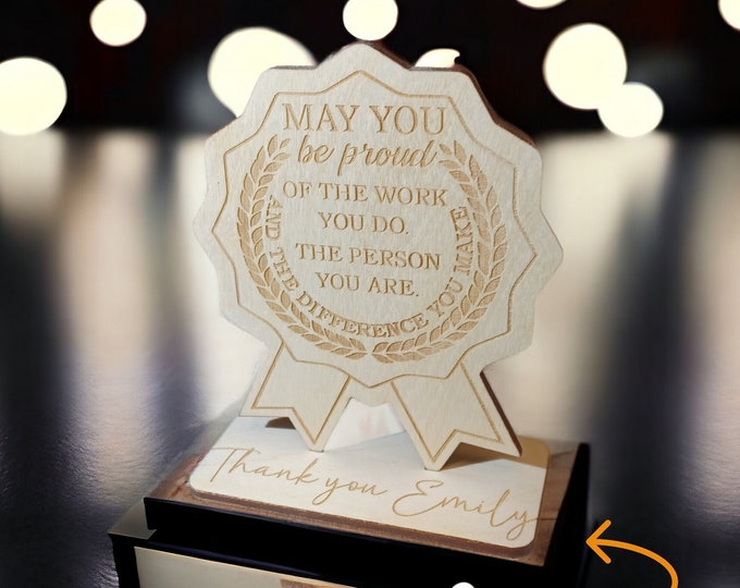 Employee of the Month Year Appreciation Workplace Awards Personalized Badge Plaque Free standing Gift Bottle Decoration Trophy Fridge Magnet
