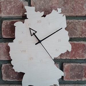 Exquisite handgefertigte Holzuhr Deutschland Map: One of a Kind Custom Design.  Ich bin Bastelgeschenk
