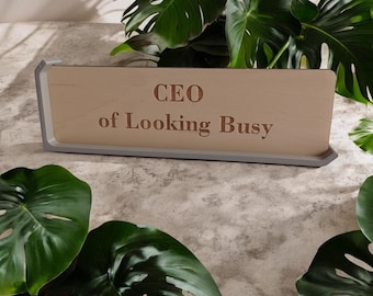 Placa de escritorio personalizada con nombre: soporte moderno, letrero de escritorio con grabado personalizado, decoración de oficina, regalo para jefe, placa grabada, letrero de oficina